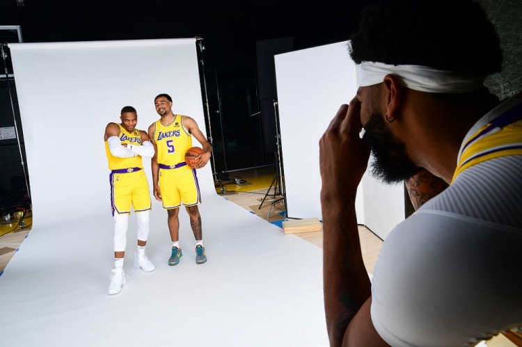 詹姆斯复出前八村塁场均近16分，那之后场均降到9.7分（詹姆斯复出后，八村塁场均由近16分降至9.7分）