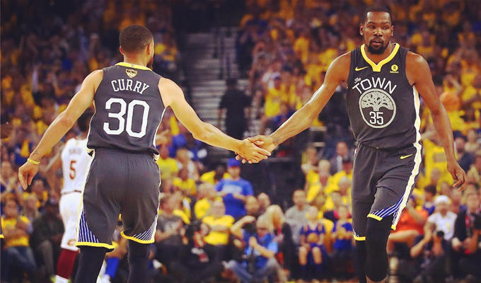 德天空：法兰克福中场乌尊肌肉受伤，预计12月欧冠踢巴萨复出（德媒天空体育：法兰克福中场乌尊肌肉受伤，预计欧冠12月战巴萨时复出）