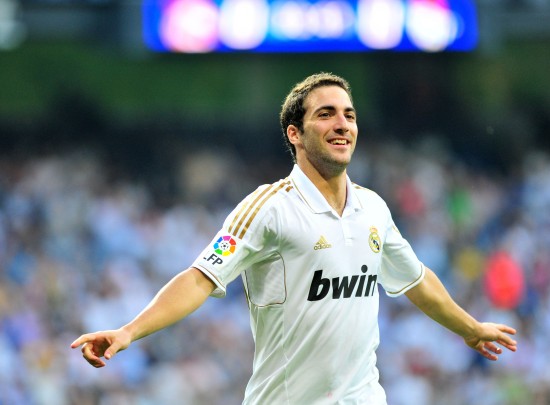 湖人詹姆斯关键发挥险胜76人，刷新个人40岁后得分纪录，豪取17胜稳居西部第二。（詹姆斯末节发力助湖人险胜76人，40岁后得分再创新高，豪取17胜稳居西部第二）