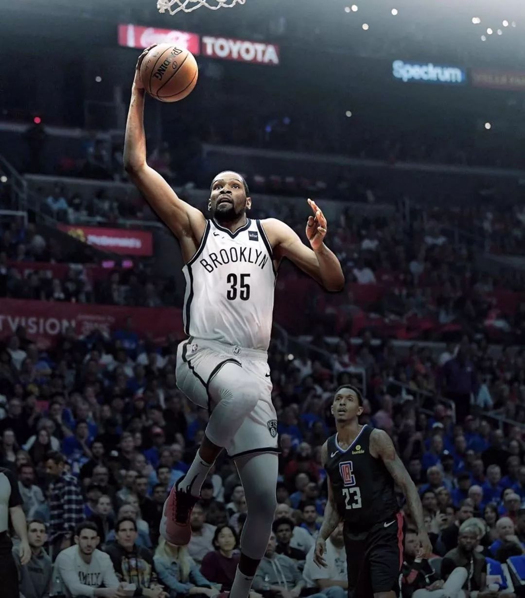 足球队员饮食与恢复计划（足球运动员营养与恢复方案）